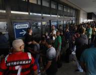 Fotografía de personas a la entrada de la principal terminal de Río de Janeiro Rodoviária do Río donde un hombre armado tomó como rehenes a 17 pasajeros en un autobús estacionado.
