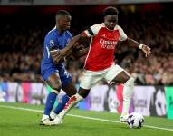 Moisés Caicedo intenta quitarle el balón a Bukayo Saka por la Premier League