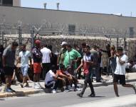 Migrantes hacen fila para entregarse voluntariamente a la Patrulla Fronteriza, en la frontera de El Paso, Texas (EEUU). Imagen de archivo. EFE/Jesús Rosales