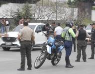 Policías investigan el vehículo con impactos de bala en el que se encontraba el fiscal César Suárez.