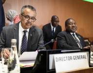 Tedros Adhanom Ghebreyesus (L), director general de la Organización Mundial de la Salud (OMS), prepara su intervención ante la apertura de la 76ª Asamblea Mundial de la Salud (AMS) en la sede europea de las Naciones Unidas en Ginebra, Suiza, el 21 de mayo de 2023.