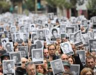 Fotografía de archivo que muestra a personas participando durante un acto conmemorativo por los 25 años del atentado contra la mutua judía AMIA en 1994.