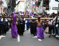 Personas participan durante la Procesión Jesús del Gran Poder, que recorre hoy las calles de Quito.
