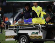 Neymar de Brasil sale lesionado, en una fotografía de archivo