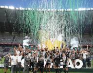 Integrantes del Atlético Mineiro fueron registrados este domingo, 7 de abril, al celebrar el título del Campeonato de Minas Gerais, tras derrotar en la final 3-1 a Cruzeiro, en el estadio Mineirao, en Belo Horizonte (Brasil).