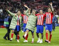 Los jugadores del Atlético celebran la victoria con la afición al finalizar el partido de vuelta de los octavos de final de la Liga de Campeones