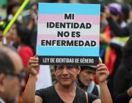 Manifestantes protestan contra la actualización del Plan Esencial de Aseguramiento en Salud (PEAS) en el que se incluyó el transexualismo, el transvestismo de rol dual y el trastorno de la identidad de género en la niñez como enfermedades de salud mental