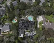 Una vista aérea de una casa dañada por un incendio que aparentemente pertenece a Cara Delevingne