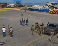 Militares en el puerto de Manta, durante operativo antidrogas.