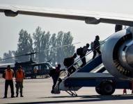 Foto de personas abordando un avión en Chile hacia Haití.