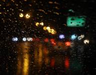 Una pertinaz lluvia cae la noche de este miércoles en varios sectores de Guayaquil y cantones vecinos.
