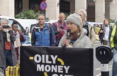 La activista medioambiental Greta Thunberg (c), abogó este martes por erradicar los beneficios económicos generados por las industrias de combustible fósil en una manifestación celebrada en Londres.