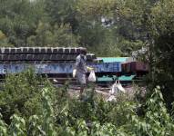 Un trabajador limpia el área de una vía férrea recién instalada tras el accidente de tren en Odisha Balasore, India, el 5 de junio de 2023. EFE/EPA/PIYAL ADHIKARY