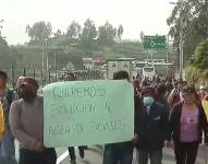 Los moradores realizaron un plantón de protesta por el alza de la tarifa de los pasajes.