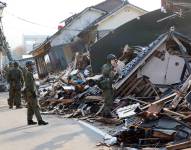 Personal militar busca personas desaparecidas en casas derrumbadas tras un terremoto en Wajima, Prefectura de Ishikawa, Japón.