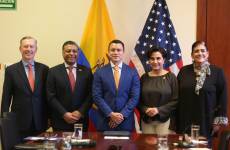 Imagen de archivo de una reunión de autoridades ecuatorianas con representantes de Estados Unidos.