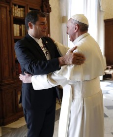 El Papa saludó con un fuerte abrazo a Correa