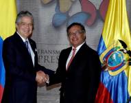El presidente e Ecuador, Guillermo Lasso (i), se reunió con el presidente electo de Colombia Gustavo Petro, hoy en Bogotá (Colombia).