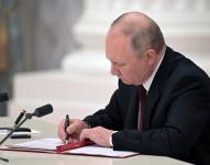 El lunes Putin firmó sendos decretos en los que reconoció la independencia de las dos regiones separatistas.