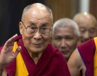 En esta imagen del 15 de septiembre de 2018, el líder espiritual tibetano, el Dalai Lama, saluda a reporteros durante la inauguración de la exhibición La Vida de Buda en la iglesia Nieuwe Kerk en Ámsterdam, Holanda.