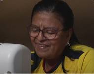 Rosario, madre del seleccionado Ángel Mena, en una imagen de la campaña por la paz en Ecuador.