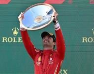El piloto español de Fómula Uno, Carlos Sainz de Ferrari celebra su victoria en el Gran Premio de Australia