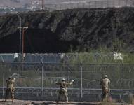 Miembros de la Guardia Nacional de Texas instalaron barricadas de alambre de navajas en el muro fronterizo en Ciudad Juárez, en Chihuahua (México).