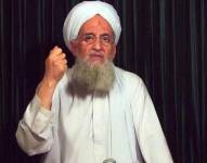 Al Zawahiri vestido con una túnica y una larga barba blanca. Archivo