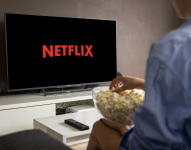 Un usuario de Netflix con la interfaz de la plataforma en el televisor