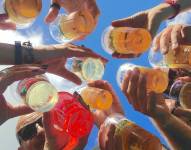 El consumo de alcohol (como se ve en la imagen) no es el único factor de riesgo que aumenta las probabilidades de padecer cáncer de hígado a largo plazo.