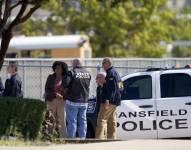 Agentes acuden a la escuela Timberview High School tras el reporte de un tiroteo en Arlington, Texas, el 6 de octubre de 2021. (AP Foto/LM Otero)