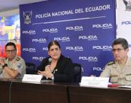 La ministra de Gobierno, Mónica Palencia; el comandante general de la Policía, César Zapata (izquierda), y el general Freddy Sarzosa, director general de Investigaciones de la Policía, ofrecieron una rueda de prensa este miércoles 20 de diciembre.