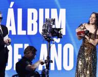 Rosalía reacciona al recibir su premio de ábum del Año durante los Premios Grammy Latinos.