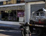 Una grúa se lleva el coche bomba que fue detonado en Quito.