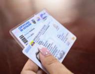 Imagen referencial de una cédula de identidad y un certificado de votación.