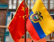 Imagen de una bandera china, y una ecuatoriana, en un despacho.