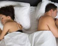 Las parejas suelen tener problemas al dormir, por los ronquidos o la luz encendida.