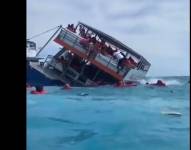 Imagen del catamarán hundiéndose en las aguas de las Bahamas.
