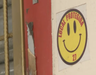 Con stickers, dibujos y más: bandas criminales marcan casas cuyos dueños pagan extorsiones en Nueva Prosperina