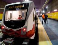 El Metro de Quito cuenta con 18 trenes que se movilizan a lo largo de 22.6 km por debajo de la ciudad entre Quitumbe y El Labrador.