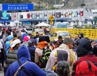 Miles de migrantes cruzan la frontera norte ubicada en el puente de Rumichaca (imagen referencial).