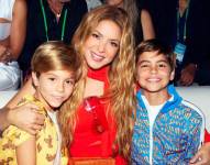 Shakira tiene dos hijos con su expareja, el exfutbolista Gerard Piqué, Milan y Sasha.