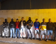 Imagen de la captura de cinco sujetos por el secuestro de dos personas, en Las Orquìdeas, norte de Guayaquil.