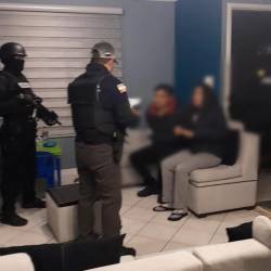 Mónica Patricia S. y Jorge Geovanny S., presuntos integrantes de la organización delictiva investigada, son detenidos en el allanamiento a un inmueble ubicado en Calderón, norte de Quito.