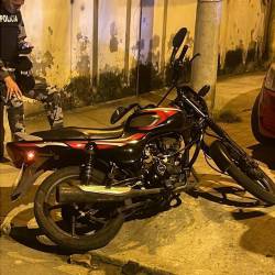 Foto de una moto en el que se movilizaba un delincuente abatido, en Machala, El Oro.