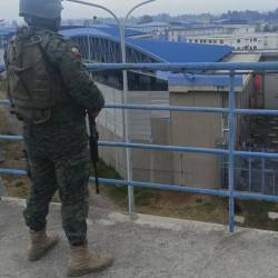 Foto de un militar en los exteriores de la cárcel de Cotopaxi, en una imagen difundida el 30 de marzo del 2024.