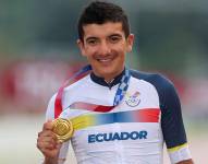 Richard Carapaz, ciclista ecuatoriano con su medalla de oro.