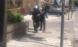 Miembros de la Policía acudieron al punto donde se reportó una alerta por posible artefacto explosivo en Quito.