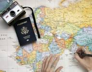 Imagen referencial: Mapa junto a pasaporte y cámara.