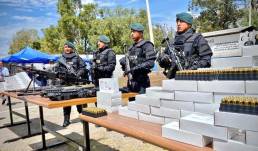 Efectivos policiales durante la entrega de 14 millones de municiones